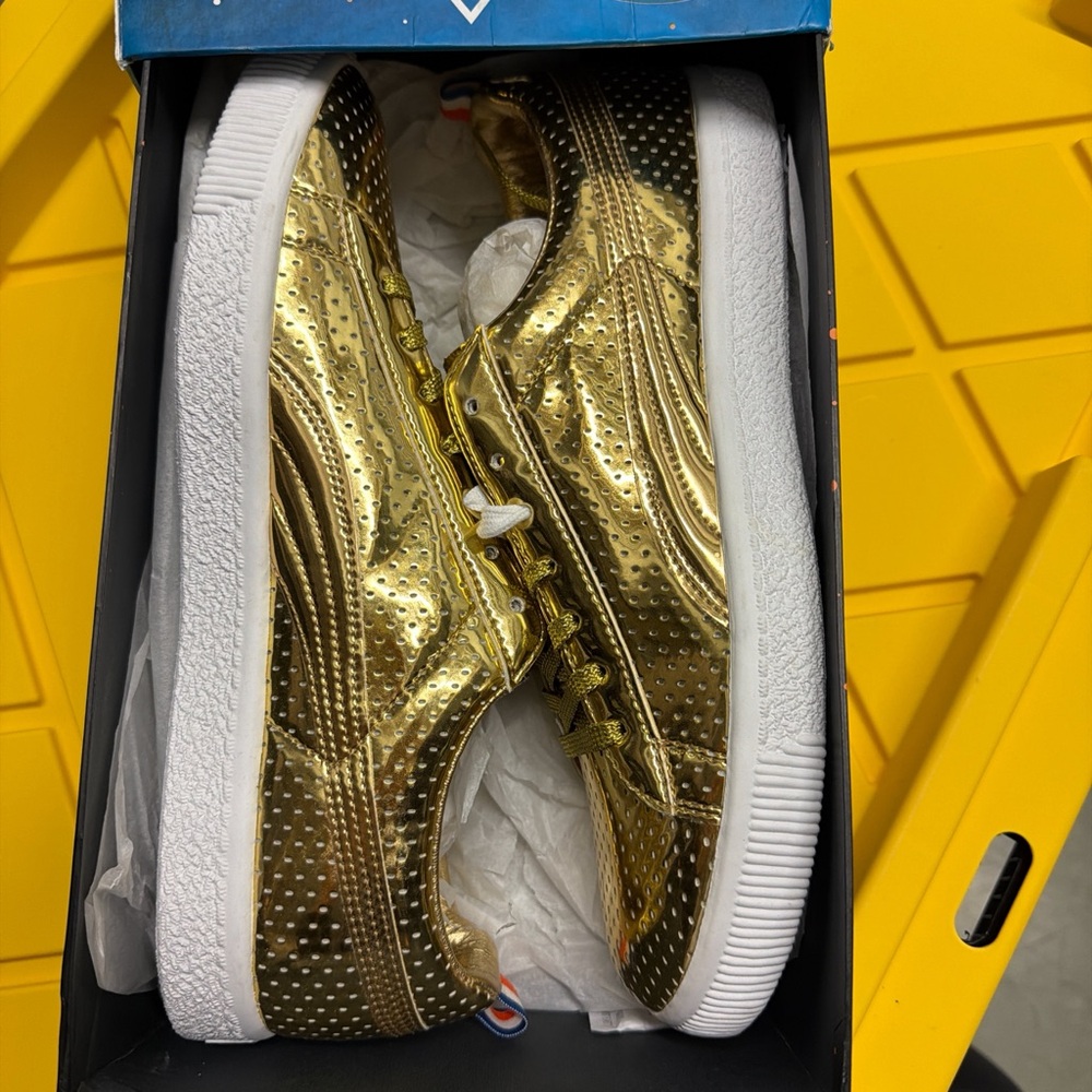 Men's Puma Walt Clyde Frasier Metallic
Gold (NEW) Size 11 - Picture 2 of 5
